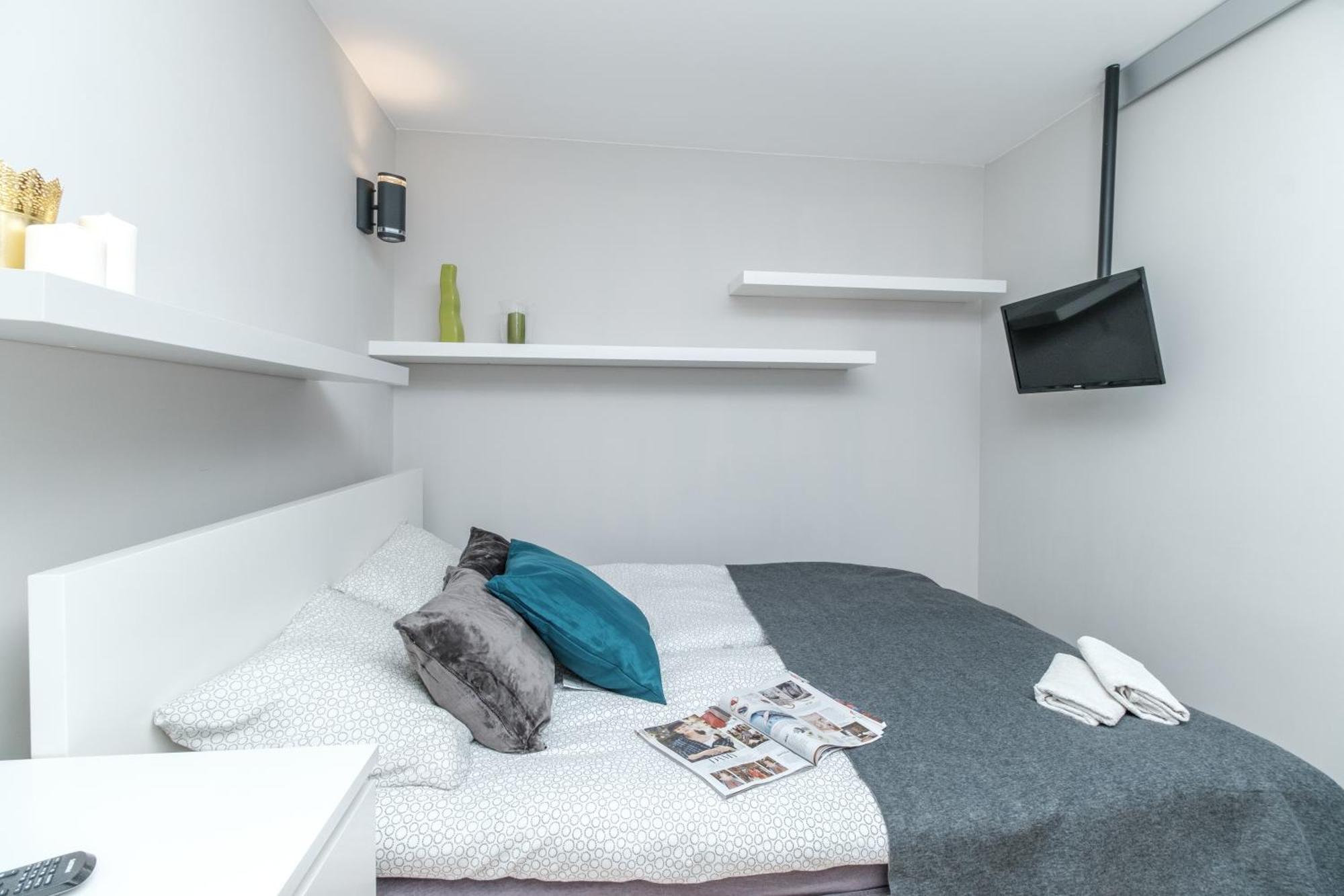 Inside Solec Iii Apartment Warschau